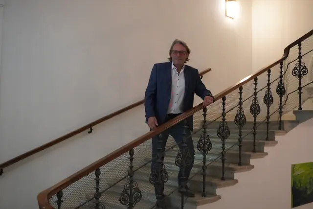 Gerhard Hutter auf der denkmalgeschützten Stiege. | Foto: Jennifer Flechl / MeinBezirk