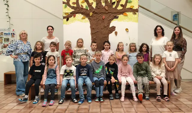 2026 Volksschule Zwentendorf 1a mit Direktorin Monika Nikowitz und Lena Rauscher sowie Klassenlehrerin Ilse Hiesinger und Schulassistentin Danijela Vladic.  | Foto: Christian Nowotny