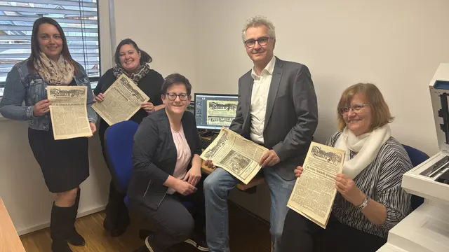 Mawi-Trainerinnen mit Projektleiterin Paula Dürnberger (3. v. li.) und Klaus Heitzmann (Lungauer Museumsverein Tamsweg) mit Ausgaben der "Tauern-Post". Das Foto entstand bei einem Termin am 2. März 2026, zu dem Medien eingeladen waren. | Foto: pjw