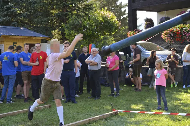 Das Saugerweitwerfen ist die sportliche Disziplin beim 25. Weinheurigen der Feuerwehr Payerbach. | Foto: Feuerwehr Payerbach