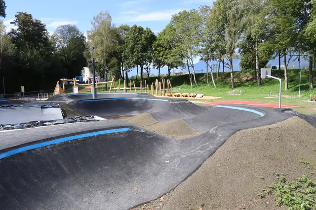 Der neue Pumptrack und Ninja-Parcours bieten abwechslungsreiche Bewegungsmöglichkeiten. | Foto: Kendlbacher