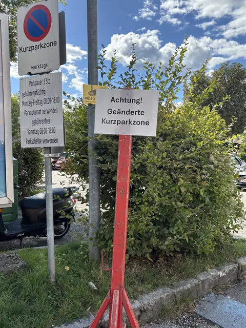 Ein Schild neben der Einfahrt weist auf die Änderungen hin. | Foto: MeinBezirk.at/Chiara Kresse