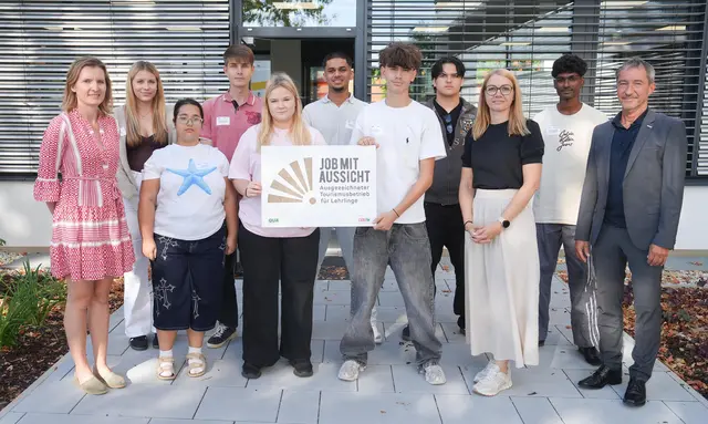 Marlies Rainer (l.) und Eva Maria Michelic von der Qualifizierungsagentur sowie WK-Fachgruppengeschäftsführer Christian Mancs (r.) mit den neuen Lehrlingen | Foto: WKB