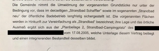 Ausschnitt aus der Vereinbarung von 2005 zwischen der Marktgemeinde und den Eigentümern. Hier wurde festgelegt, dass die Umwidmung für den Bau einer Wohnanlage an eine Bedingung geknüpft wurde – die langfristige Sicherstellung von zwei öffentlichen Bädern. Mittlerweile gibt es nur noch ein Bad. Um zu Zweiten zu gelangen, müsste man über mehrere private Grundstücke. | Foto: MeinBezirk.at/Stephan Fugger
