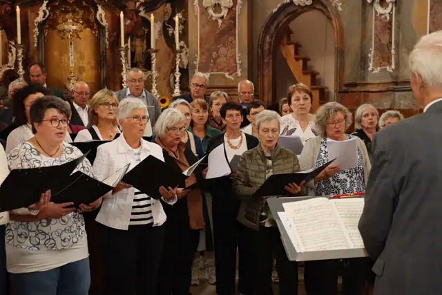 Ein großer Chor mit Sängern aus der gesamten Pfarre gestaltete den musikalischen Rahmen. | Foto: Rudolf Buchmair