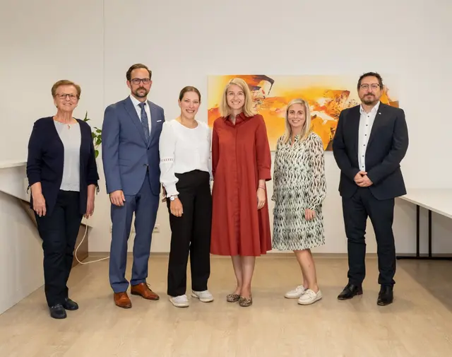 Patientin Josefa Petruzelka, Reinhold Ortmaier, Abteilungsleiter Orthopädie Ordensklinikum Linz Barmherzige Schwestern, Patientin Lisa Eisner, Landeshauptmann-Stellvertreterin Gesundheitsreferentin Christine Haberlander (ÖVP), Orthopädie-Bereichsleiterin Carmen Gnjezda und Stefan Beyerlein, Ärztlicher Direktor Ordensklinikum Linz Barmherzige Schwestern. | Foto: Ordensklinikum Linz
