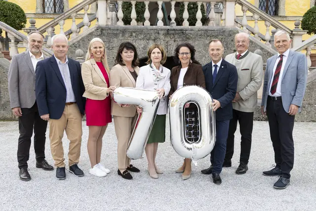 Auch Mitglieder des Kuratoriums sowie Vertreter aus der Politik kamen, um 70 Jahre Salzburger Bildungswerk zu feiern. V.l.n.r.: Dipl. Ing. Richard Breschar (Direktor), Wolfgang Auer (Bürgermeister von Adnet und Landtagsabgeordneter), Nicole Leitner (Mitglied des Vorstands), Karin Berger (in Vertretung für Vize-Präsidentin Marlene Svazek), Andrea Eder-Gitschthaler (Finanzreferentin), Mag. Daniela Gutschi (Präsidentin), Bernhard Auinger (Bürgermeister Stadt Salzburg), Dipl. Ing. Christian Struber (Vorstandsvorsitzender), Dr. Rudolf Mosler (Vorstandsmitglied) | Foto: Salzburger Bildungswerk/Michael Vogl