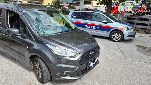 Auf der Haller Straße kam es am Mittwochmittag zur Kollision zwischen Pkw und E-Bike. | Foto: ZOOM.TIROL