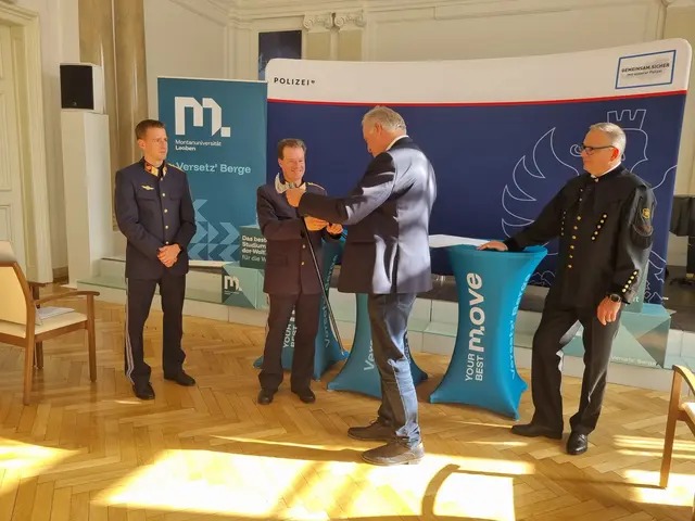 Uni-Rektor Peter Moser übergab an Landespolizeidirektor Gerald Ortner und Stadt- und Bezirkspolizeikommandant Niklas Rebhandl (l.) Berghäckel.  | Foto: Astrid Höbenreich-Mitteregger