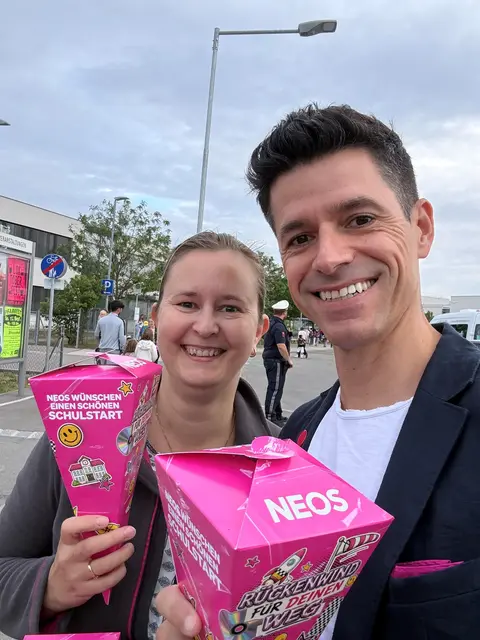 Nicole Braith und Andreas Bruckmüller verteilten Schultüten.  | Foto: NEOS
