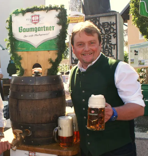 Natürlich gibt es auch wieder das herbstlich eingefärbte „Freinberger Herbstbier“. Gebraut von der Brauerei Baumgartner unter der Ägide von Diplombraumeister Michael Moritz.  | Foto: Franz Gruber