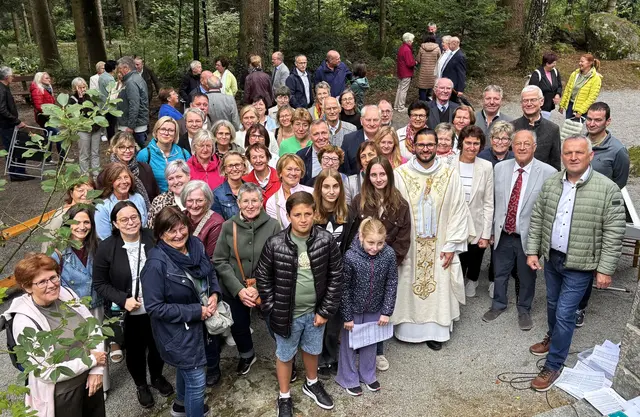 Volksgesang vom Feinsten: Gemeinschaftschor und Mitfeiernde gaben den Ton an. Am Bild ist auch Pater Johannes M. Haas (4. v. r.). | Foto: Gruber