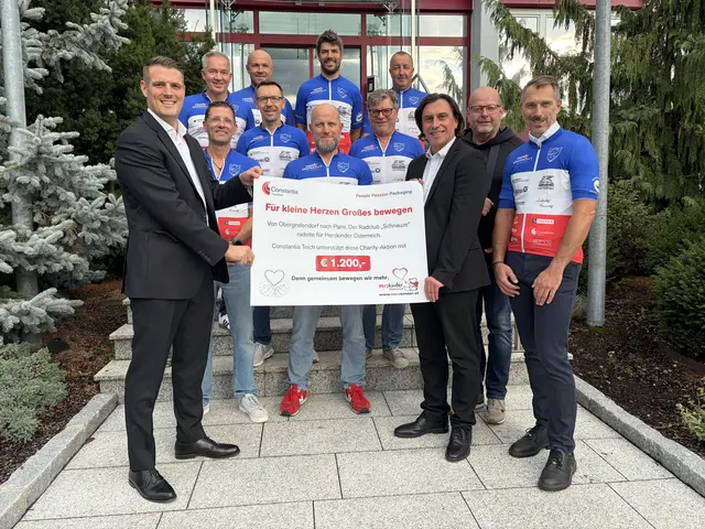 Wolfgang Kitzler und André Ammon überreichten den engagierten Radlern symbolisch den Spendenbeitrag: V.l.: Hintere Reihe: Ferdinand Klemann, Bernhard Holtmann, Christopher Marchat, Peter Speiser Mitte: Alexander Thier, Jürgen Ihrybauer, Christian Navratil, Christian Huber Vorne: Wolfgang Kitzler, Martin Hammerschmid, André Ammon, Jochen Gugerel | Foto: Constantia Teich GmbH