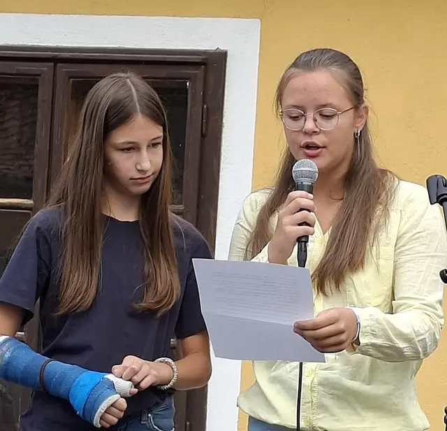 Rosa Graf und Isabella Grossler präsentierten ihre Beiträge. | Foto: Josef Messirek