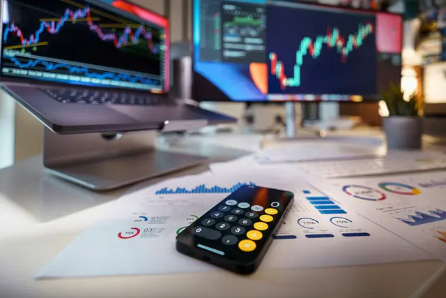 Rückenwind kam von den Finanzmärkten, zugleich legten die Nettomittelzuflüsse nach dem verhaltenen Jahresauftakt deutlich zu. (Symbolbild) | Foto: Jakub Żerdzicki/Unsplash