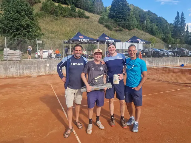 Sektionsleiter Andreas Seiler, Vereinsmeister Andreas Liftinger, Florian Gebhart und Obmann Hans-Jörg Trenkwalder (v.l.). | Foto: SV Weyregg, Sektion Tennis
