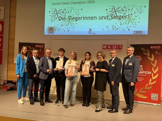 Den Sieg sichert sich Leonie Hofschweiger aus Bergland vom Lehrbetrieb Steinecker Moden GmbH in Randegg, Bronze geht an Laura Luger aus Engabrunn vom Lehrbetrieb XXXLutz KG in Krems. | Foto: Privat