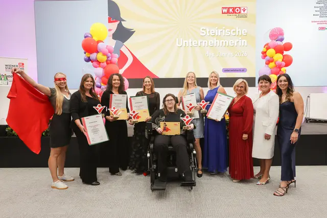 V.l.: Superwoman mit den ausgezeichneten Unternehmerinnen Cornelia Leitner, Sandra Höller, Verena Ulrich-Hollerer, Tina Robitsch, Jennifer Kellner und Birgit Lackner sowie den Gratulantinnen WKO Steiermark-Vizepräsidentin Gabi Lechner, LH-Stellvertreterin Manuela Khom und FiW-Geschäftsführerin Celina Dohr. | Foto: Morgenstern