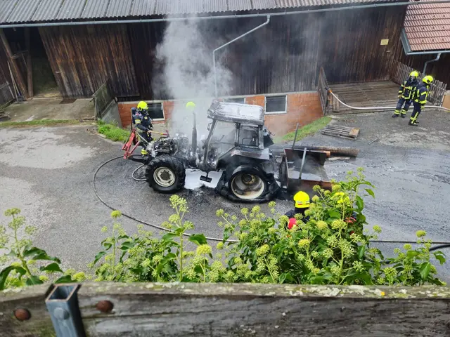 Der Traktor stand in Mainburg zwischen Maschinenhalle und Heulager in Vollbrand. | Foto: Nico Figl/ Christoph Dirnberger