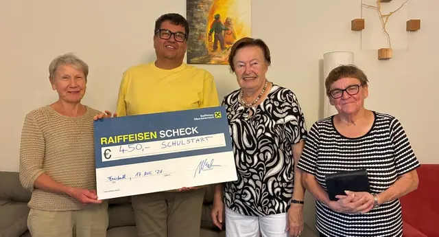 Scheckübergabe (von links): Hermine Rothart, Roland Altreiter (Seelsorgeverantwortlicher), Maria Birklbauer und Auguste Loimair. | Foto: Pfarre Freistadt