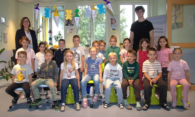 2026 Volksschule Königstetten 1a mit Direktorin Sigrid Schauer und Religionslehrer Theo Burger. | Foto: Christian Nowotny