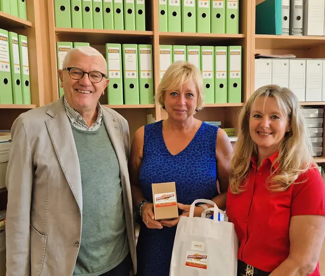 Bild 2: Schulaktion Volksschule li.: Dr. Heinrich Thaler, Birgit Jankela (Direktorin Volksschule Bad Gastein), Margit Kreuzthaler