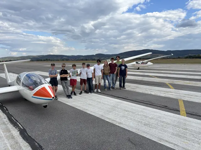 Die Jugendlichen konnten unter Anleitung eines Fluglehrers selbst das Steuer eines Segelflugzeuges übernehmen. | Foto: Heeresflugsportgruppe Habicht