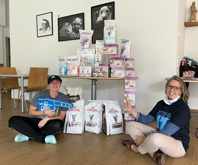 Große Freude über die Tierfutterspende der Vespa Alp Days: Lisa, derzeit als Helferin im Rahmen eines Außenpraktikums im Tierheim Pinzgau tätig, und Nicole Egger vom Organisationsteam der Vespa Alp Days bei der Übergabe der umfangreichen
Futterspende.
 | Foto: Franz Schmalzl