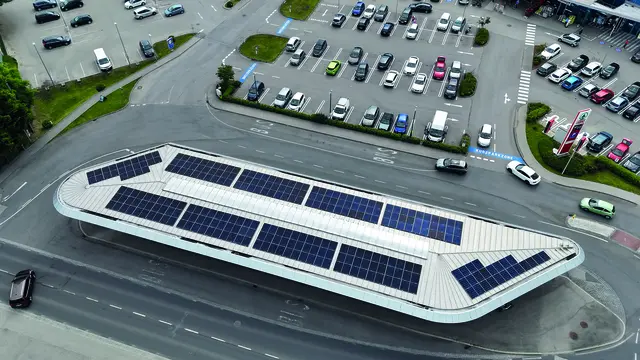 Der Busbahnhof von Mattighofen wurde mit einer PV-Anlage ausgestattet. | Foto: Firma Volttom