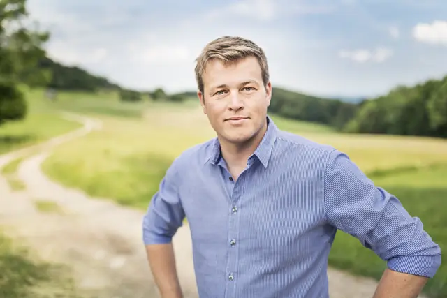 „Der Klimawandel findet nicht irgendwo statt – er findet bei uns statt. Mit dem Klimapass können sich Gemeinden und Privatpersonen selbst ein detailliertes Bild machen, wie sich das Klima direkt vor ihrer Haustür verändert hat“, sagt Umwelt- und Klima-Landesrat Stefan Kaineder. | Foto: Die Grünen OÖ