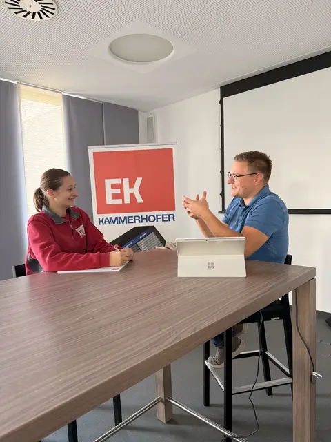Thomas Flath im Gespräch mit Lehrling Marlene Aschauer. | Foto: Kammerhofer