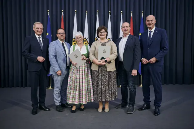 LH Thomas Stelzer, Lengaus Bürgermeister Oliver Wähner, Siegrid Pammer, Vbgm. a. D. Elfriede Gatterbauer, Vizebürgermeister Wilhelm Baar aus Neukirchen und LR Christian Dörfel. | Foto: Land OÖ/Peter Mayr