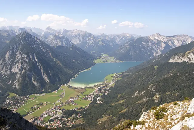 Bei einem Kellerbrand in Maurach am Achensee am 17. September konnten sich die acht Bewohner rechtzeitig in Sicherheit bringen. | Foto:  Raymond_1/smarterpix