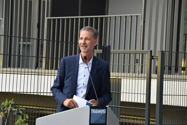 Tigewosi-Geschäftsführer Edgar Gmeiner konnte zur Eröffnung viele hochrangige Ehrengäste begrüßen.   | Foto: Barbara Fluckinger