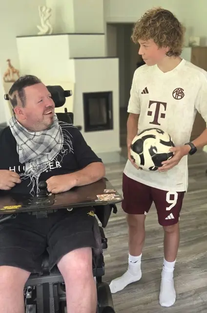 Gerhard K. (mit Sohn Jonathan) lässt sich nicht unterkriegen | Foto: FAM