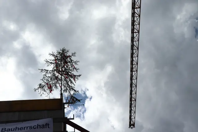 Ein wichtiger Meilenstein ist geschafft und der First ist gesetzt. | Foto: Martina Obertimpfler 