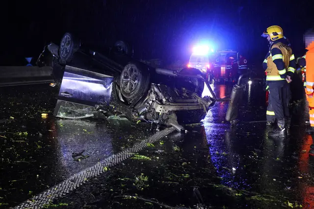 Der Fahrer wurde bei dem Unfall verletzt. | Foto: laumat.at/Matthias Lauber