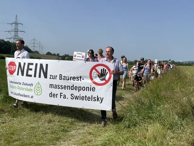Es fanden bereits Demonstrationen gegen die geplante Baurestmassendeponie statt. | Foto: MeinBezirk