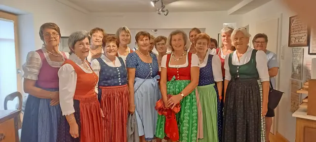Die Goldhaubengruppe Münzkirchen unter der Leitung von Obfrau Johanna Glas besuchte im September 2026 die Sonderausstellung "Alles von Frauenhand – Leidenschaft Handarbeit" im Kulturhaus Kopfing. | Foto: Kulturhaus Kopfing