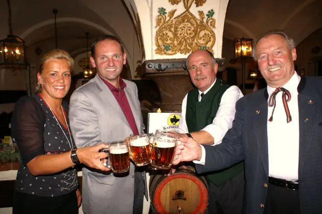 Eröffnung Freinberger Herbst im Jahr 2007 beim Weinbeißer – v. l.: die heutige Wirtin Simone Diebetsberger, der seinerzeitige Kapsreiter Prokurist Franz Haslehner (heute Vertriebsleiter der Vilshofener Brauerei Wolferstetter), der damalige Freinberger Tourismusobmann Karl-Heinz Diebetsberger (+ im Jänner 2013) und der seinerzeitige Bürgermeister von Freinberg Johann Schachner (+ im Februar 2023). | Foto: Franz Gruber