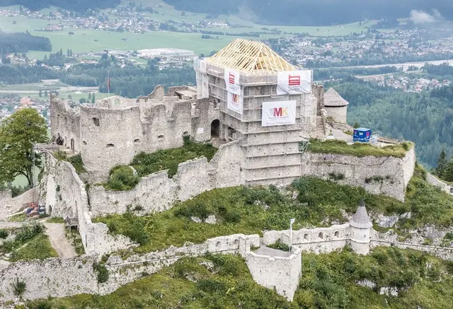 Der Hohe Stock wurde nach historischem Vorbild wiederhergestellt. Die feierliche Eröffnung findet am 27. September statt. | Foto: Burgenwelt Ehrenberg