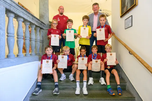 Neun Nachwuchsfußballer und der Trainer vom SV Viktoria Viktring freuten sich über die Ehrung im Rathaus. | Foto: StadtKommunikation/Hude