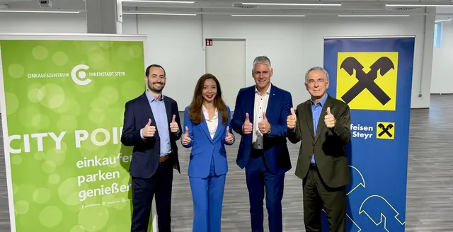Vorstand Raiffeisenbank Steyr Mag. Christian Waldl, Geschäftsführerin City Point Betriebs GmbH Ernestina Rizvanovic, Vorstandsvorsitzender Raiffeisenbank Steyr Dir. Dr Andreas Schmidbauer, Vorstand Gerald Ruttensteiner (v. li.) | Foto: Raiffeisenbank Steyr