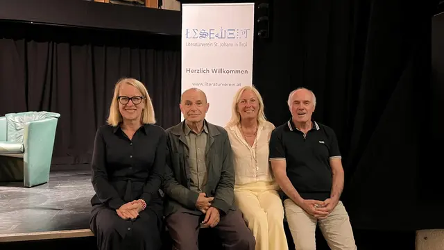 Ein Abend voller feinsinniger Fragen und kluger Antworten: Beatrix Mitterweissacher (Obfrau Literaturverein), Autor Norbert Gstrein, Gabi Pinsker (Obfrau-Stv. Literaturverein) und Literaturwissenschaftler Klaus Zeyringer (v. li.). | Foto: Literaturverein/Monitzer