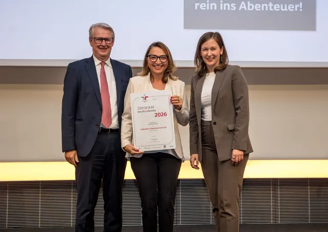 Volksbank Oberösterreich Vorstand Andreas Pirkelbauer, Personalchefin Karin Neumann und Familienministerin Claudia Bauer. | Foto: Harald Schlossko