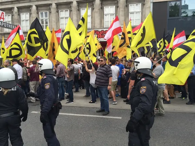 Die Brigittenauer FPÖ soll Verbindungen zu rechtsextremen Gruppen haben. Am Bild: Die rechtsextremistischen Identitären bei einer Demonstration in Wien (Archivbild). | Foto: bz