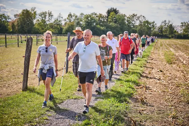 „Tut gut!“- Markenbotschafterin Kati Bellowitsch (l.) und Bürgermeister Martin Leonhardsberger (r.) gaben das Tempo bei der „Tut gut!“-Familienwanderung in Mank vor. | Foto: Franz Gleiß