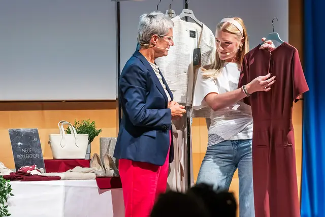 Beim Verkaufsgespräch: Siegerin Leonie Hofschweiger von Steinecker Moden in Randegg. | Foto: Andreas Kraus