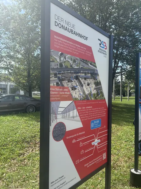Auf fünf großen Informationstafeln erhalten Interessierte Einblicke in die Planung, Architektur der Regional Stadtbahn Linz. | Foto: MeinBezirk