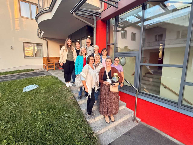 Martina Matzinger (vorne) mit den Gratulanten | Foto: Rotes Kreuz Waidhofen/Thaya